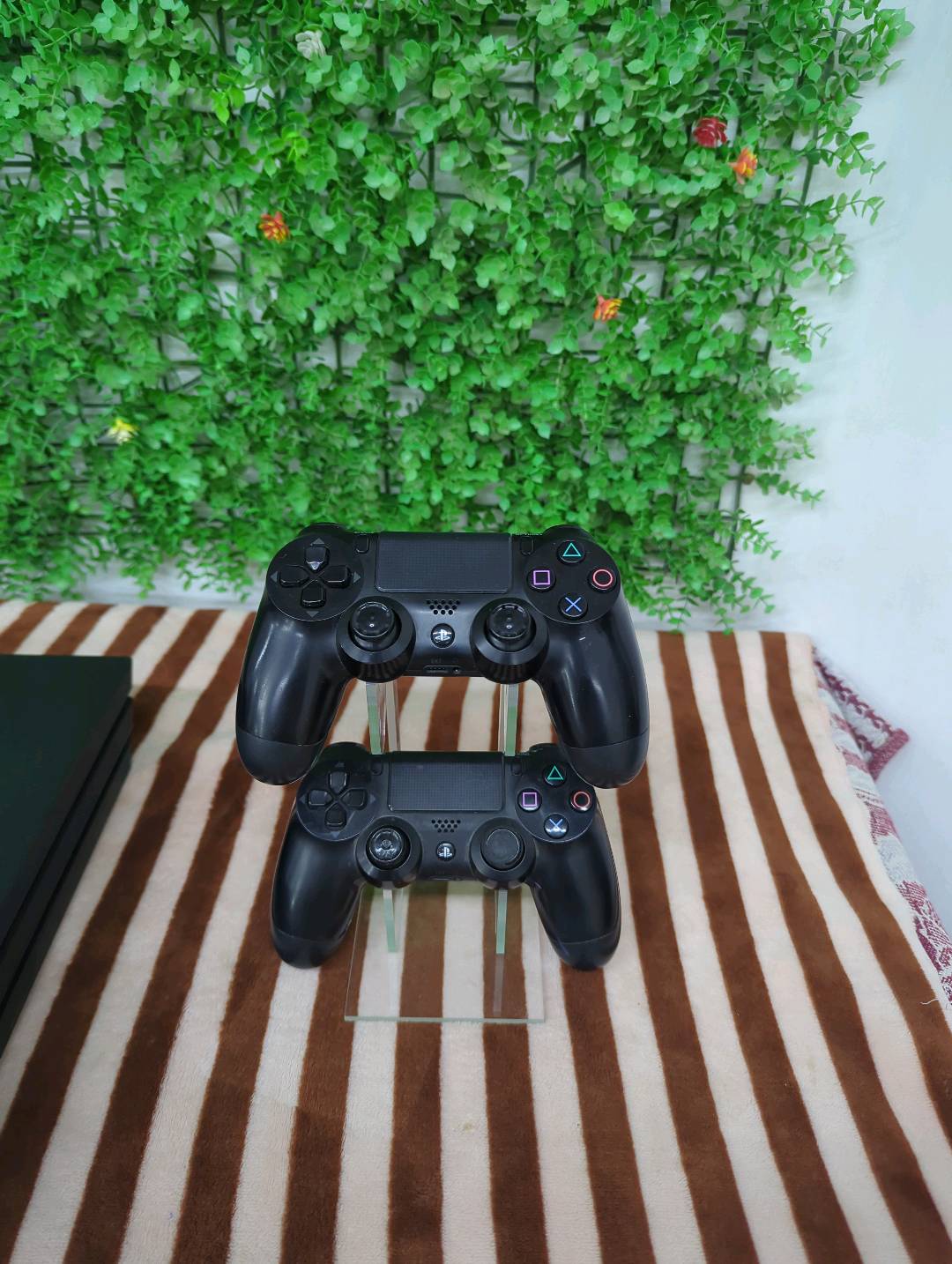 Продаю Sony playstation 4 PRO 1TB 2 controller original.Сони плейстейшен 4про 1000ГБ в очень хорошем состоянии мало играли. - изображение 2
