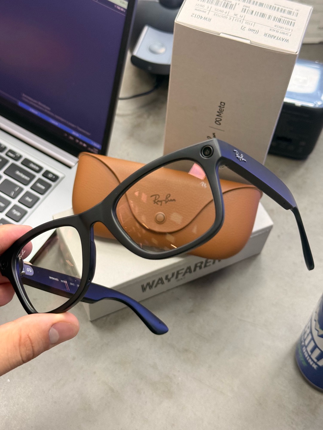 Ray-Ban Meta Gen 2  — умные очки нового поколения с камерой, встроенными динамиками.