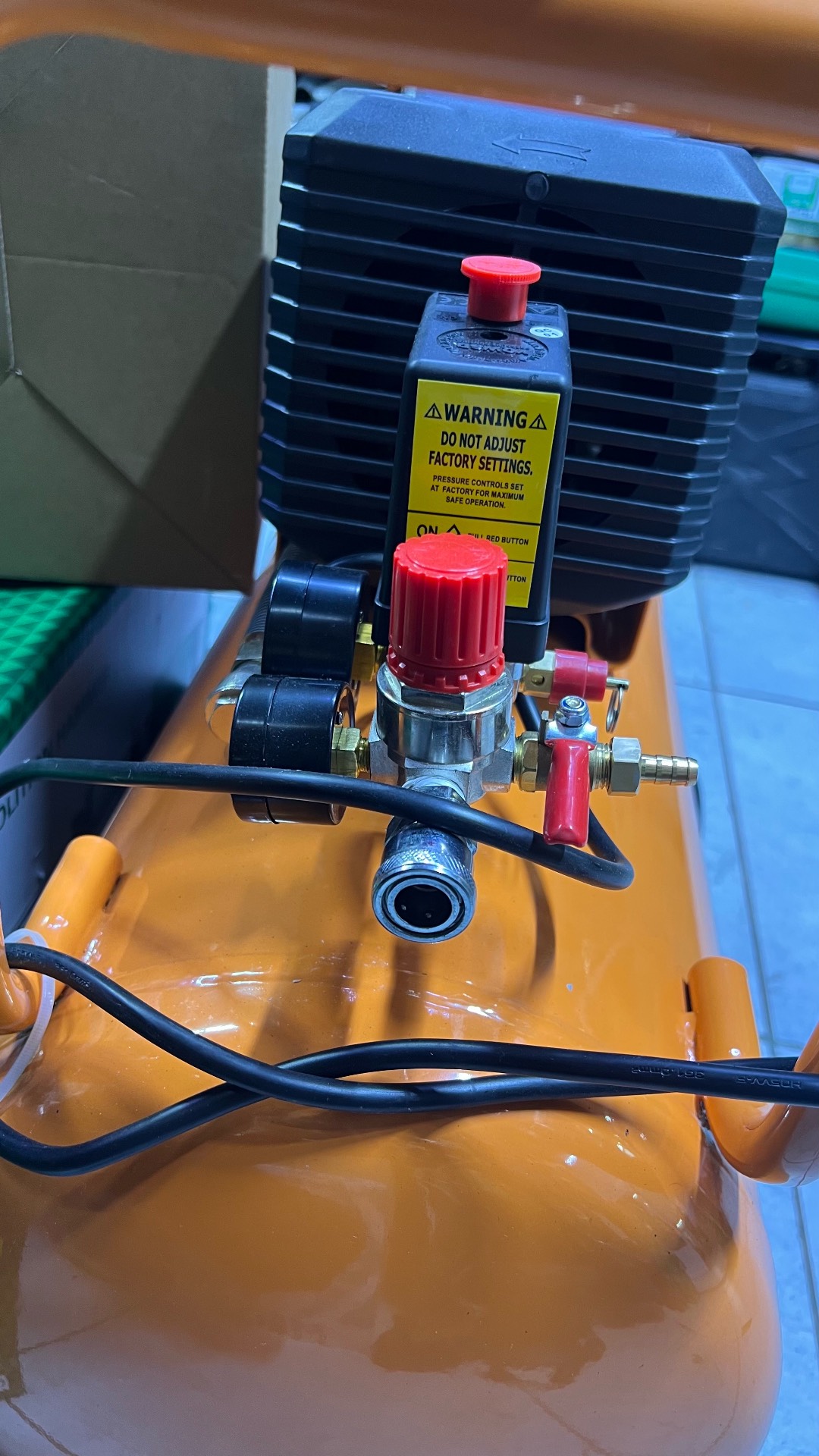 Воздушный компрессор PowerMax 2.5 HP.
Подходит для накачки шин, покраски и работы с пневмоинструментом. Оснащён манометром и регулятором давления. Удобен в использовании, есть колёса для перемещения. Состояние отличное, полностью рабочий. - изображение 4
