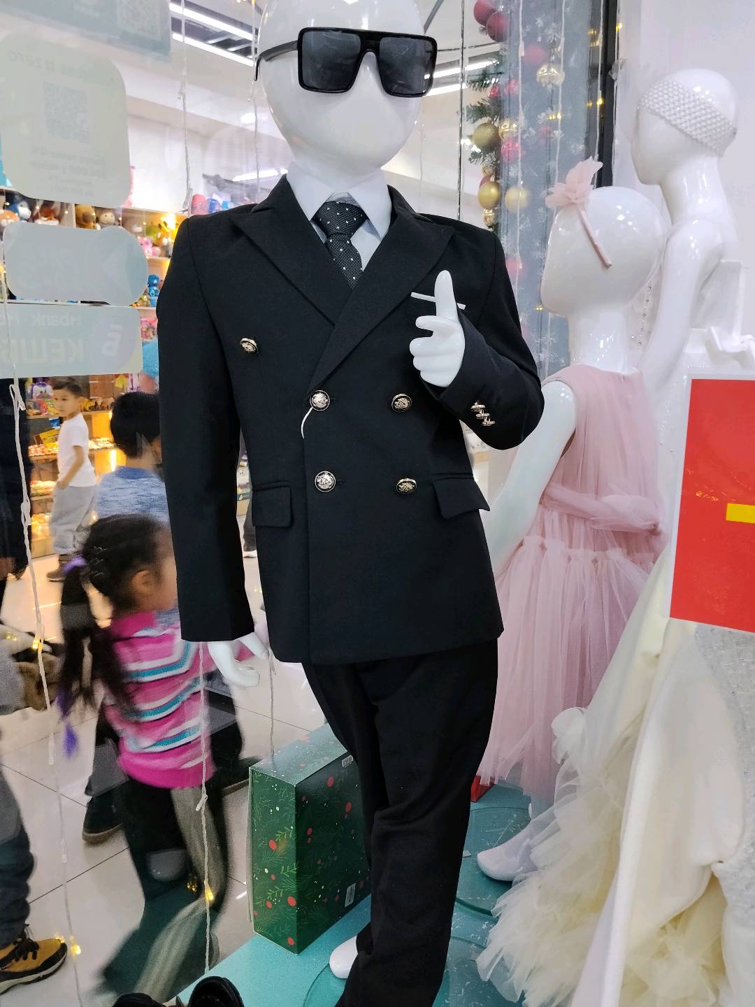 Классический двубортный костюм для мальчика нарядный для праздника и школы - изображение 2