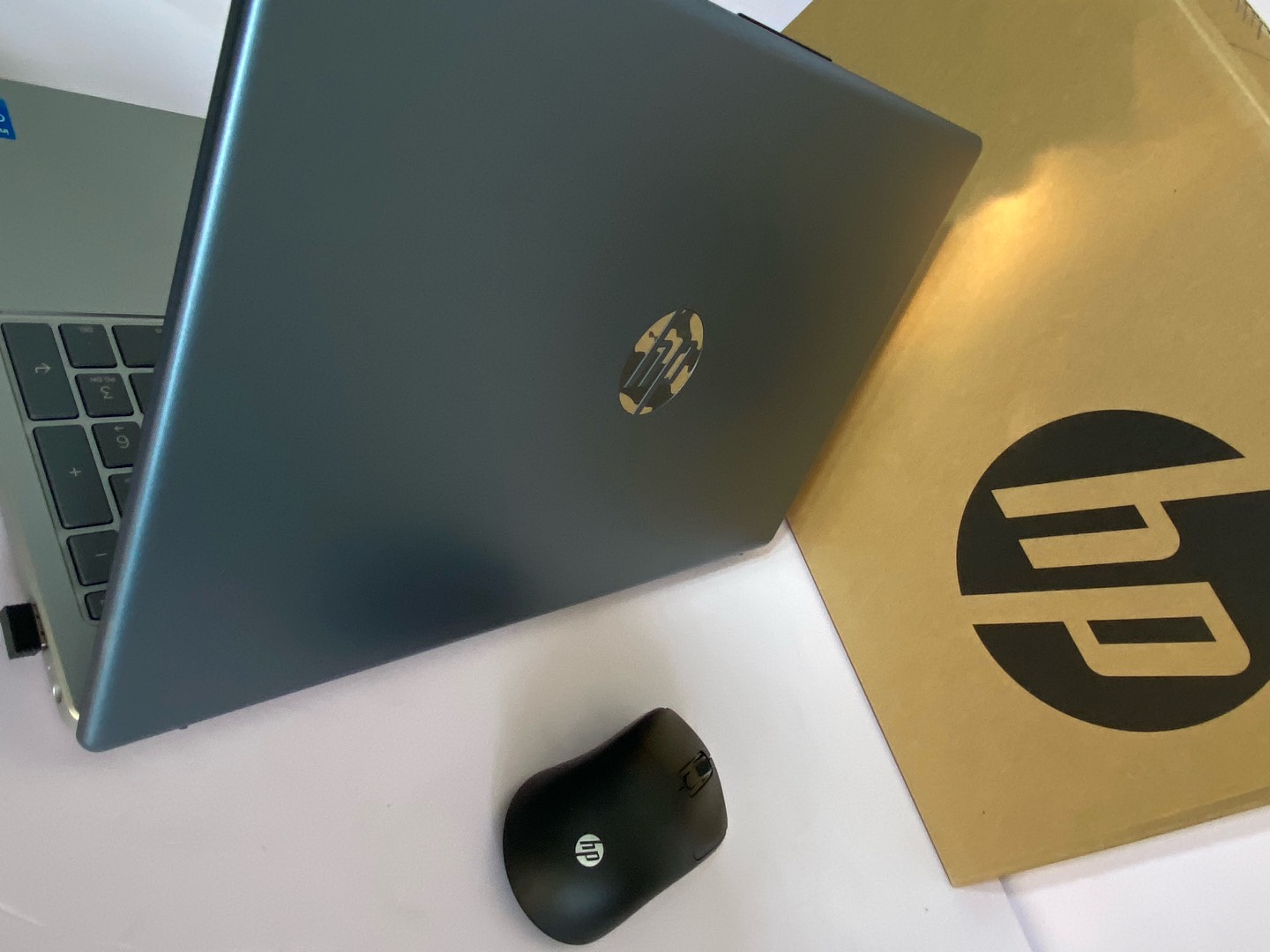 HP Laptop 15-fd0230WM — стиль, скорость и удобство в одном корпусе - изображение 8