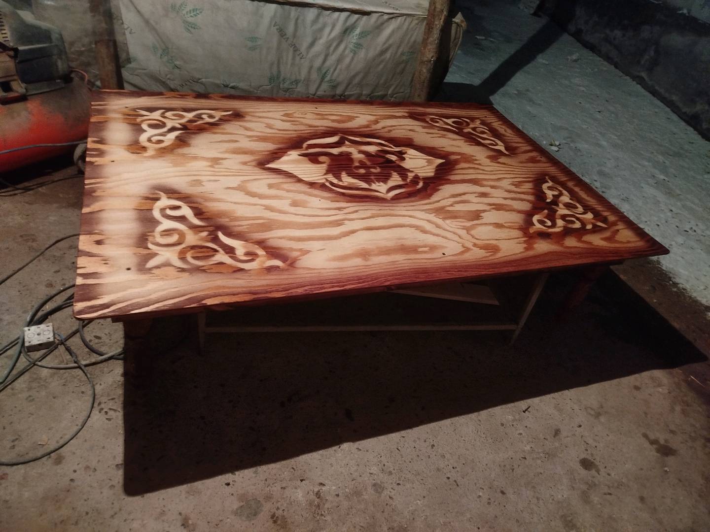 Жыгач стол.  Жыгач сандыктар