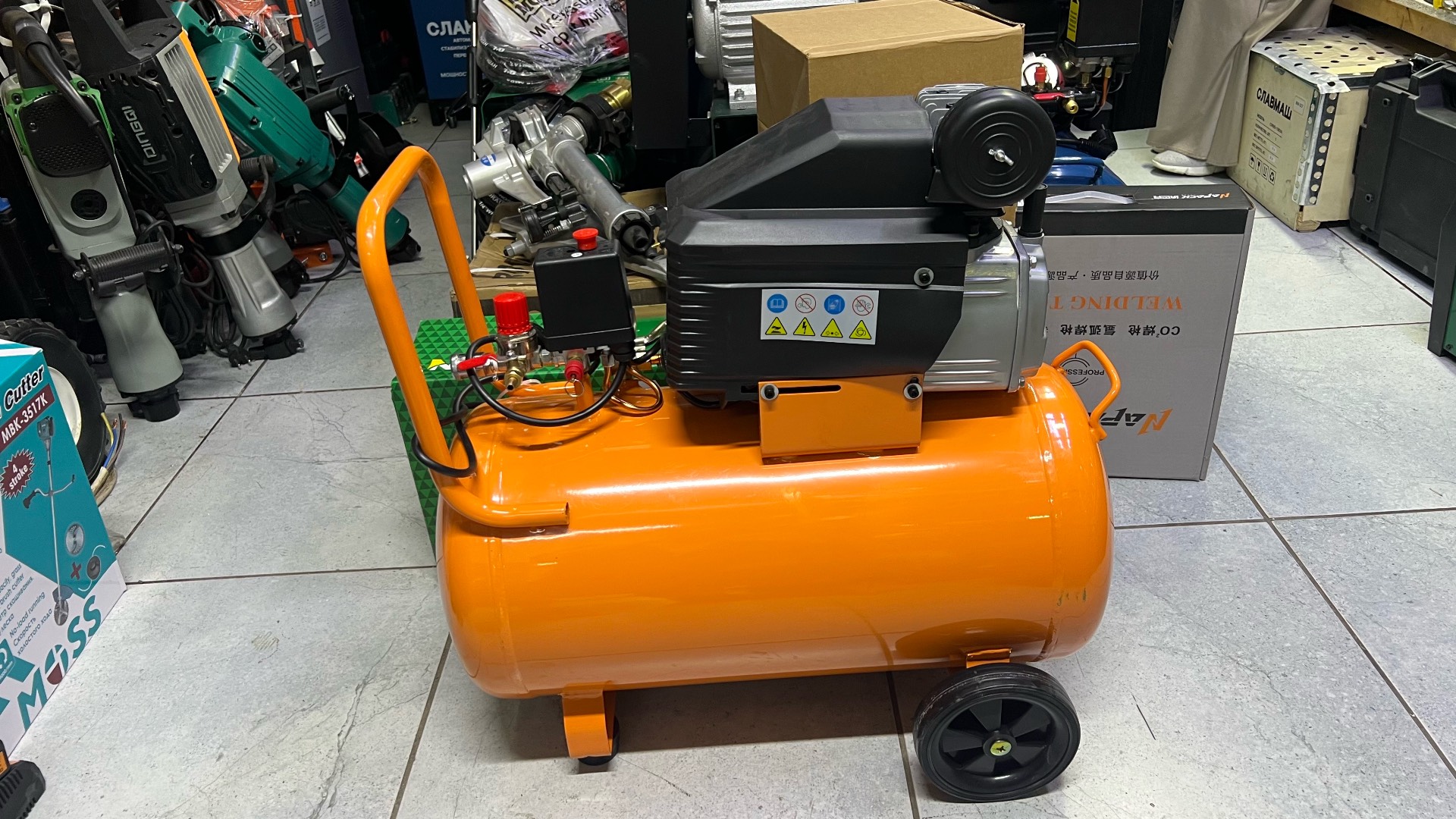 Воздушный компрессор PowerMax 2.5 HP.
Подходит для накачки шин, покраски и работы с пневмоинструментом. Оснащён манометром и регулятором давления. Удобен в использовании, есть колёса для перемещения. Состояние отличное, полностью рабочий. - изображение 3