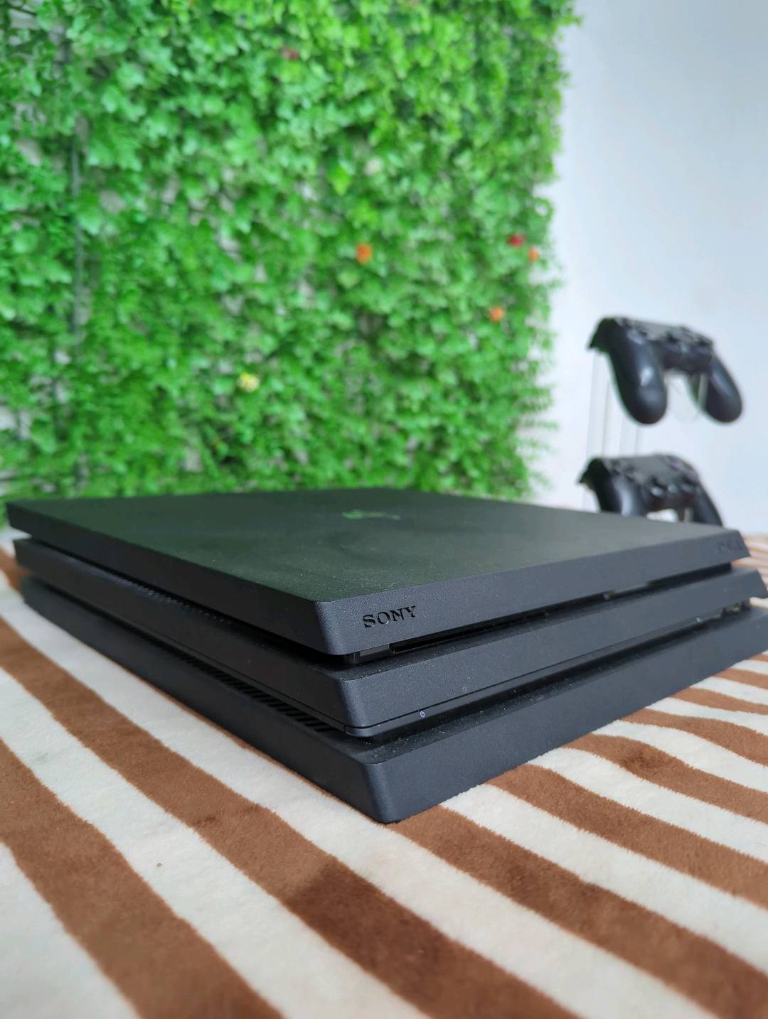 Продаю Sony playstation 4 PRO 1TB 2 controller original.Сони плейстейшен 4про 1000ГБ в очень хорошем состоянии мало играли. - изображение 3