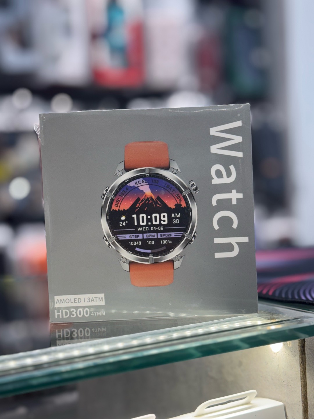 HD300 47mm.

* AMOLED — яркий и сочный экран
* 3ATM — защита от воды (брызги, дождь, мытьё рук)
* Размер корпуса — 47 мм