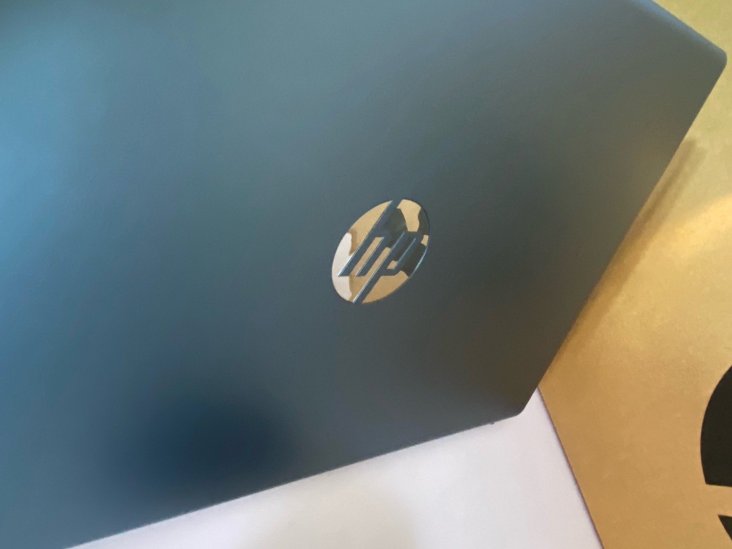 HP Laptop 15-fd0230WM — стиль, скорость и удобство в одном корпусе - изображение 7