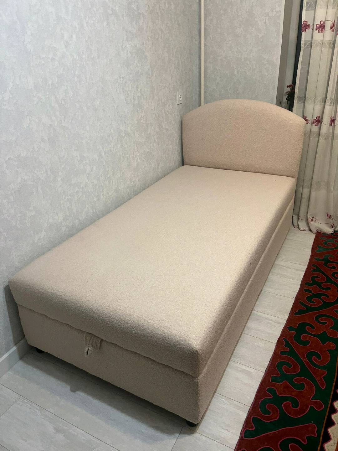 Односпальная кровать с ящиком для хранения вещей