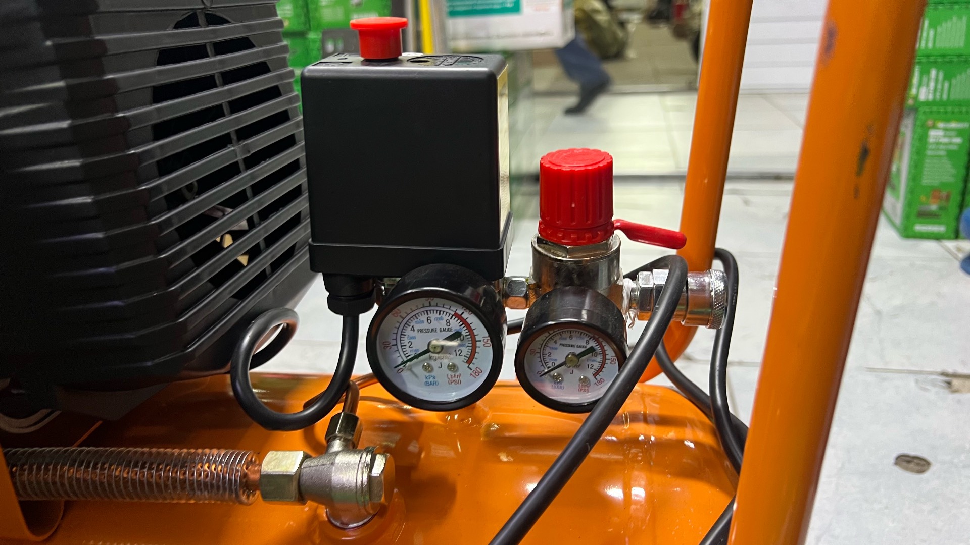 Воздушный компрессор PowerMax 2.5 HP.
Подходит для накачки шин, покраски и работы с пневмоинструментом. Оснащён манометром и регулятором давления. Удобен в использовании, есть колёса для перемещения. Состояние отличное, полностью рабочий. - изображение 2