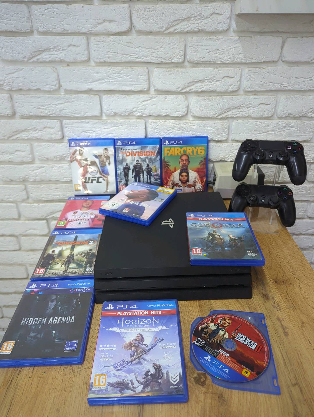 Супер Комбо!!! Продаю Sony playstation 4 PRO 1TB+10 ТОПОВЫХ ИГР с двумя оригинальными контроллерами, плейстейшен 4про 1000ГБ в отличном состоянии работает без шума.