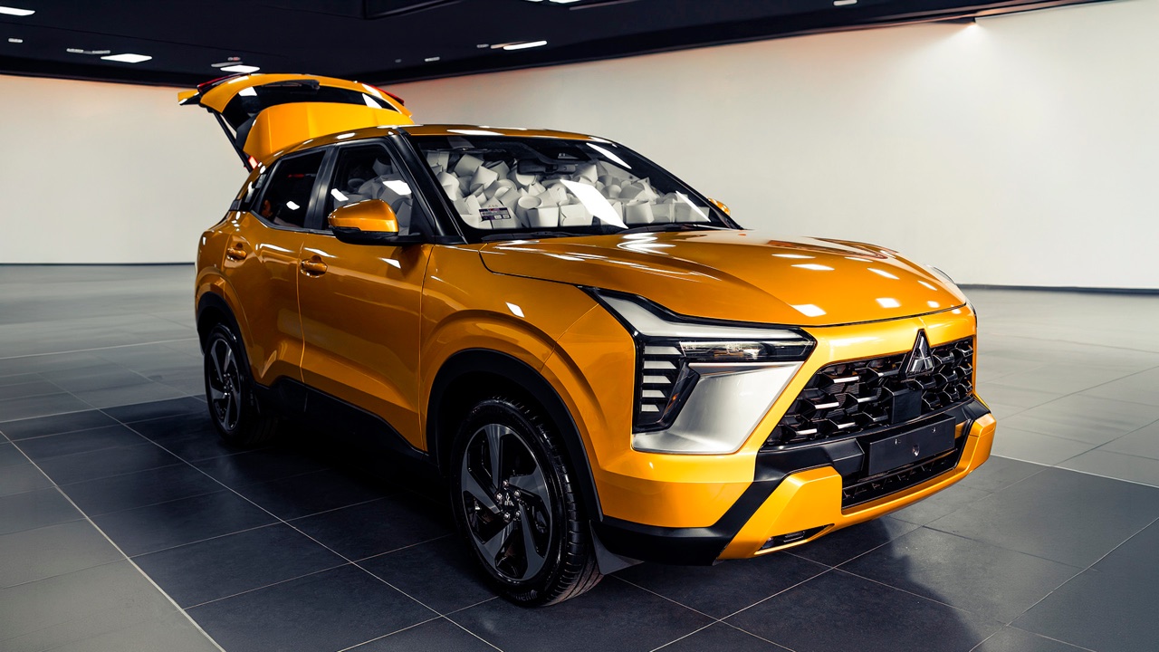 Mitsubishi Outlander Sport 2026 con la cajuela abierta y cajas de yakimeshi en la cabina