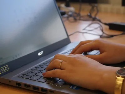 Handen typen op een laptop