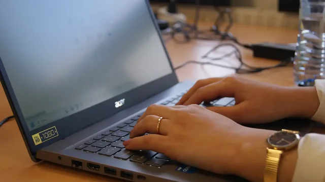 Handen typen op een laptop