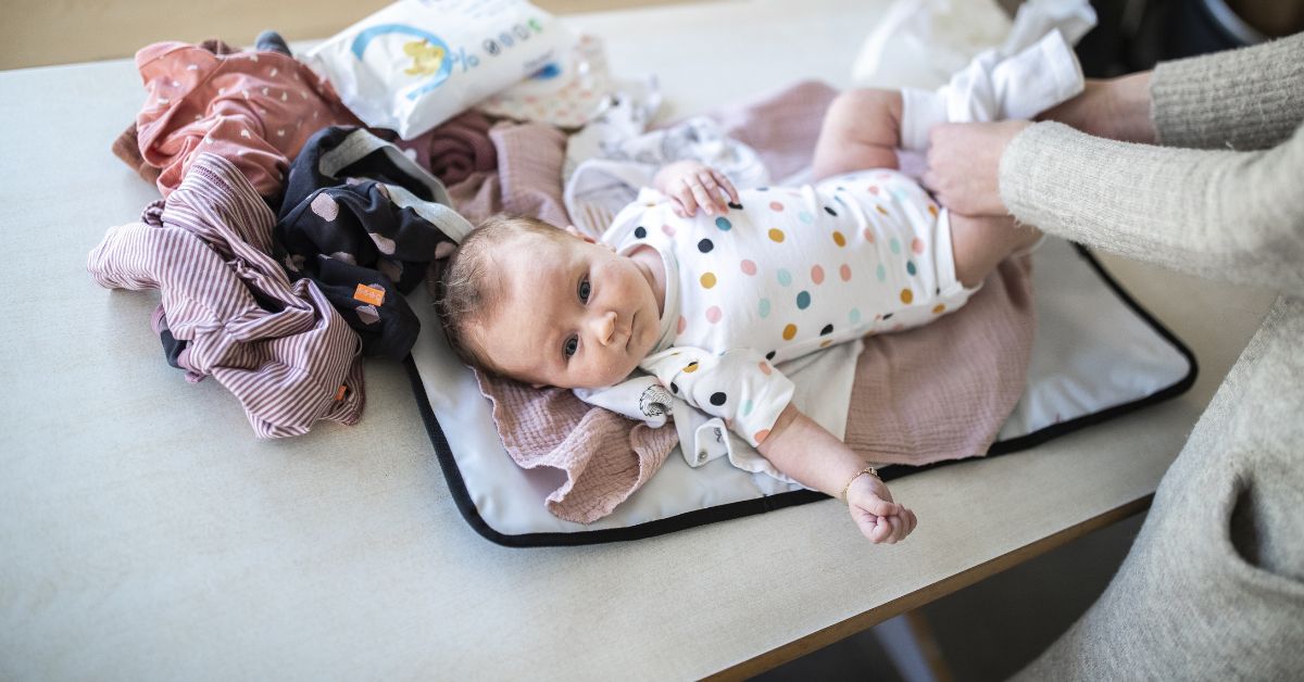 Plassen en poepen baby in de eerste week mood picture