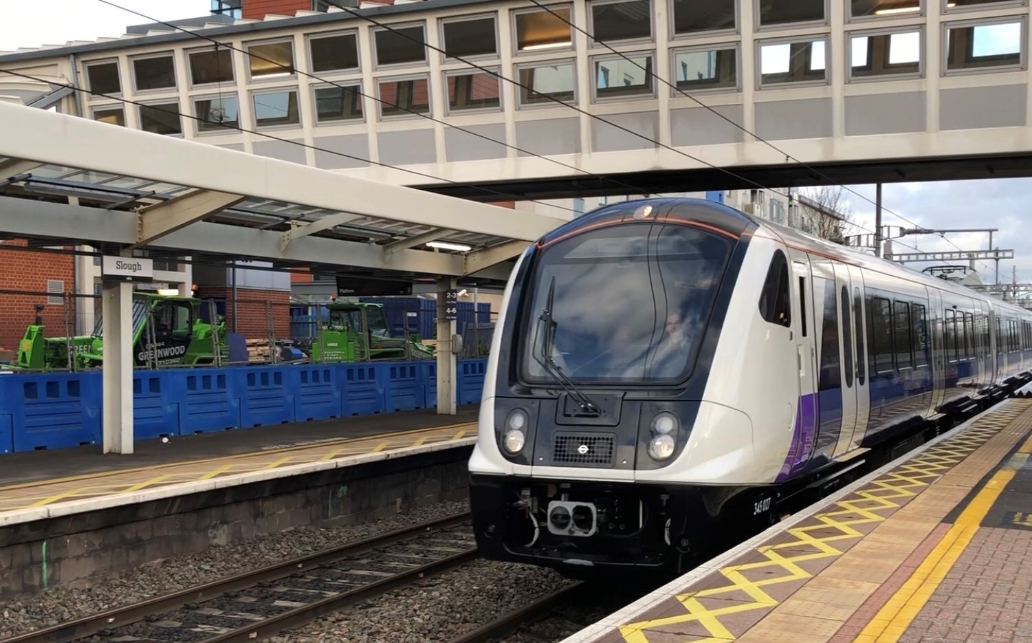 Elizabeth Line Bus Elizabeth Line Transport – London: Elizabeth line nimmt den Betrieb auf ...