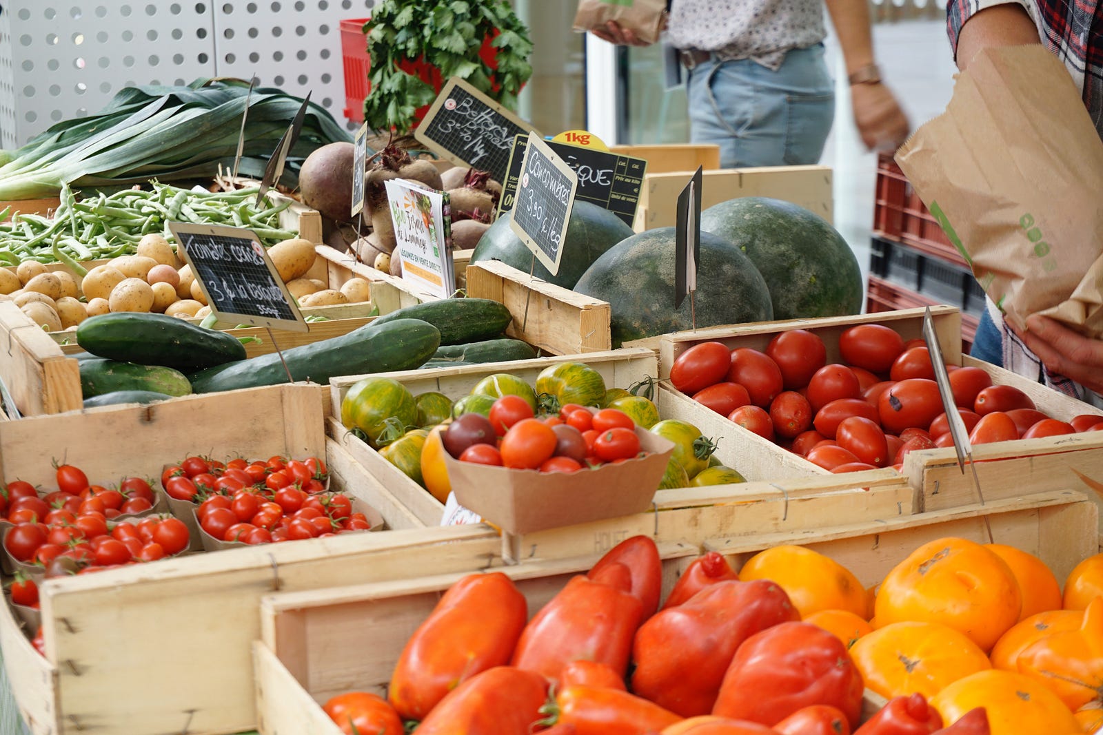 Naar de markt op dinsdagochtend Opgeladen met vreugde