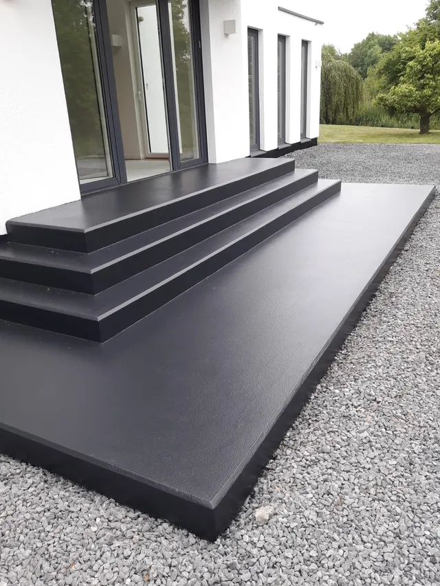 Een geschilderde betonnen buitentrap in Lelystad