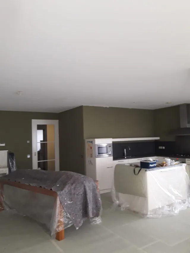 Strak geschilderde wanden en plafonds in een appartement in Lelystad