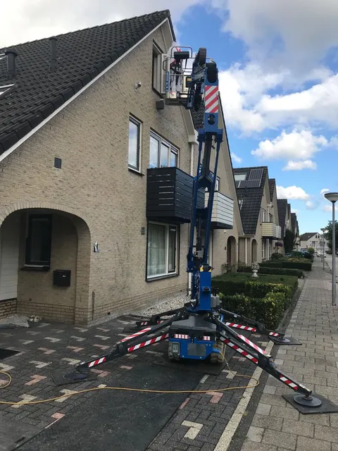 Een hoogwerker bij een woning in Lelystad tijdens het buitenschilderwerk