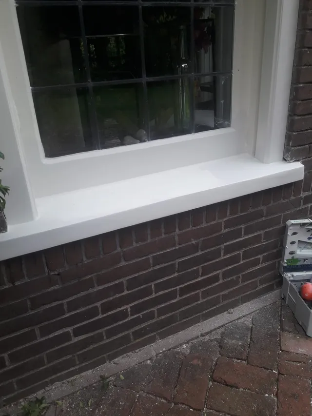 Een hersteld en geschilderd raamkozijn na houtrotherstel