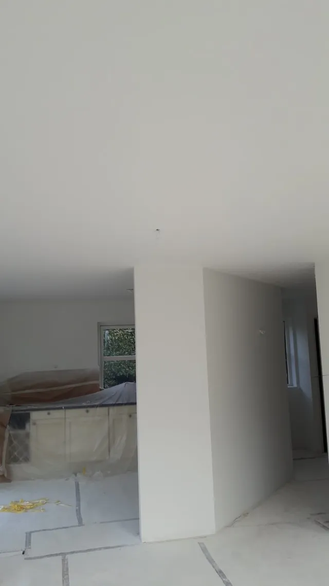 Strak gesausde wanden en plafonds in een woning in Lelystad