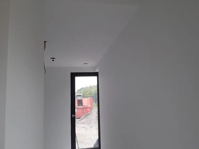 Het interieur van een nieuwbouwwoning in Dronten na het schilderwerk