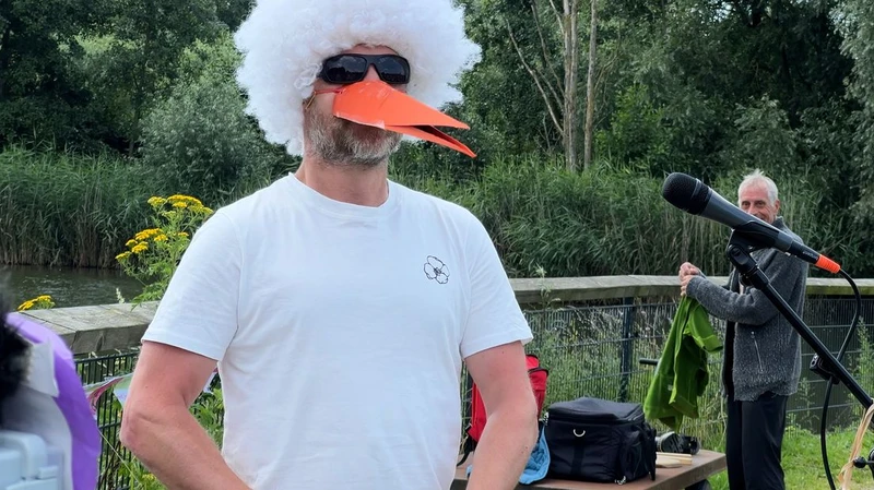 Iemand die een ooievaar imiteert