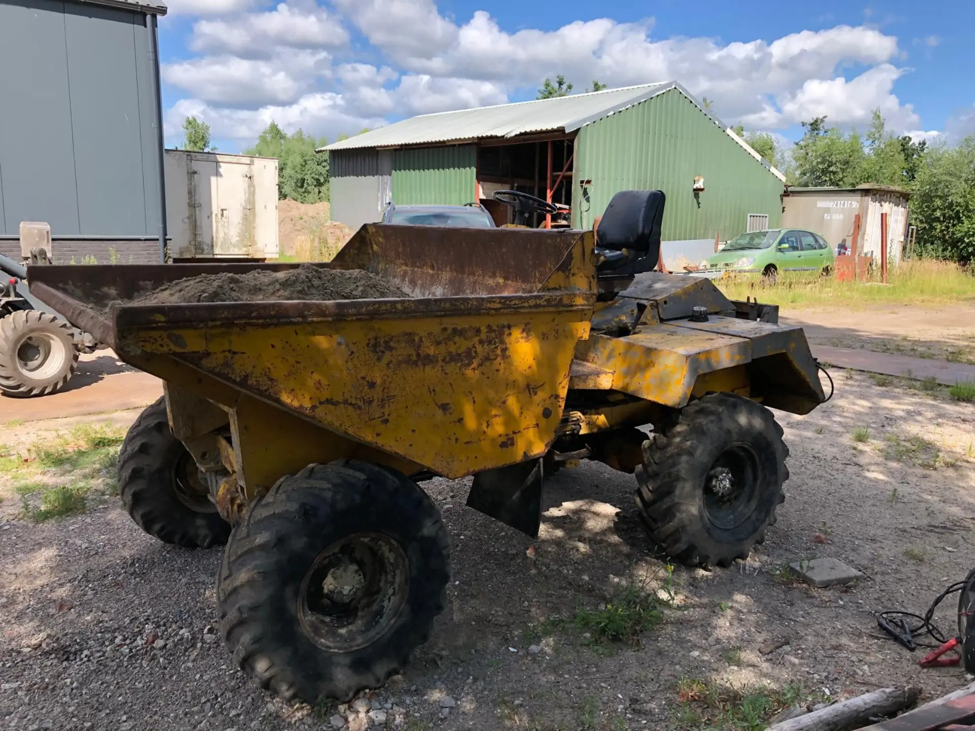 machinebod-dumper-met-zand-geladen
