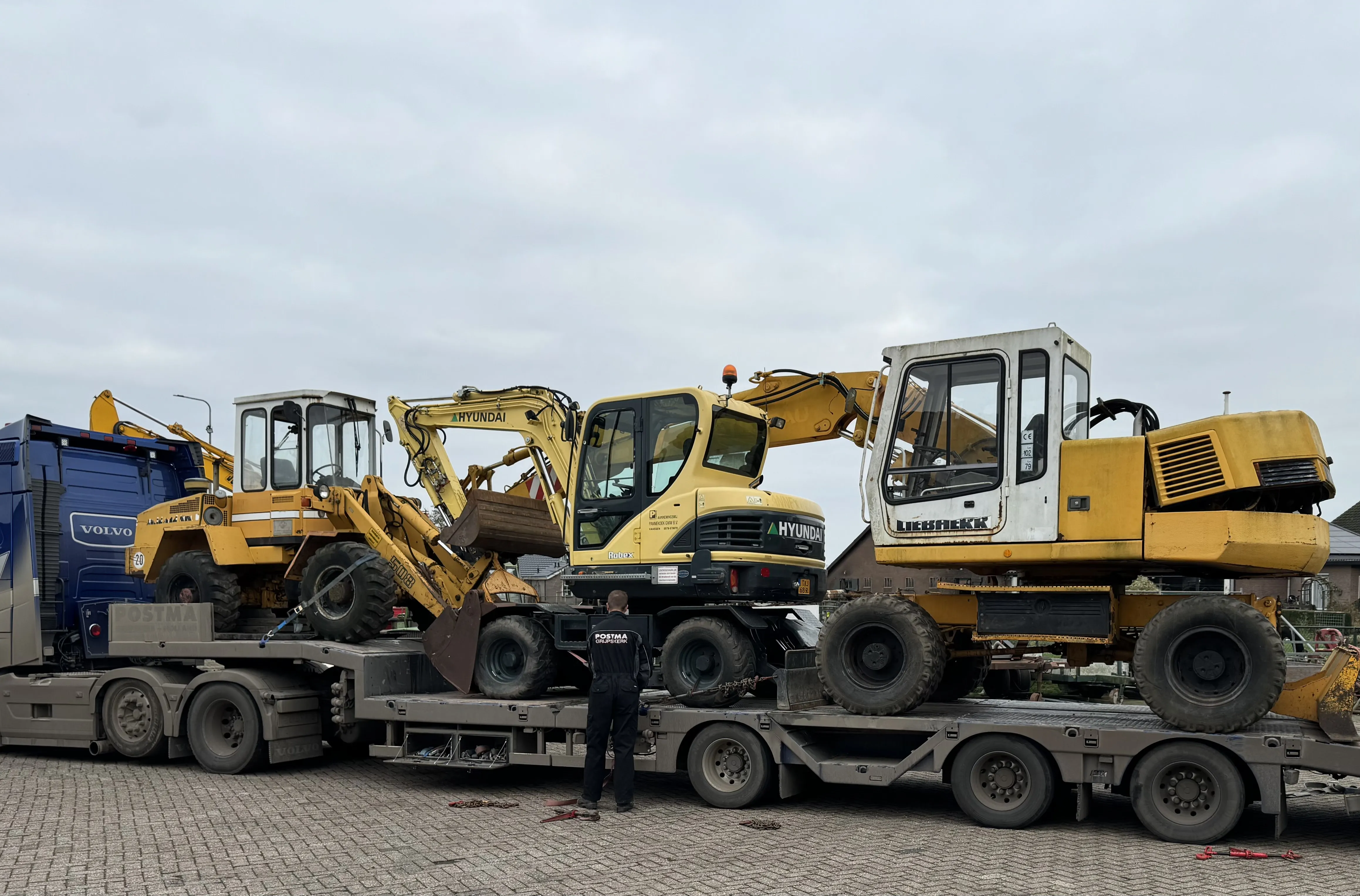 machinebod-hyundai-graafmachine-en-liebherr-graafmachine-op-transport