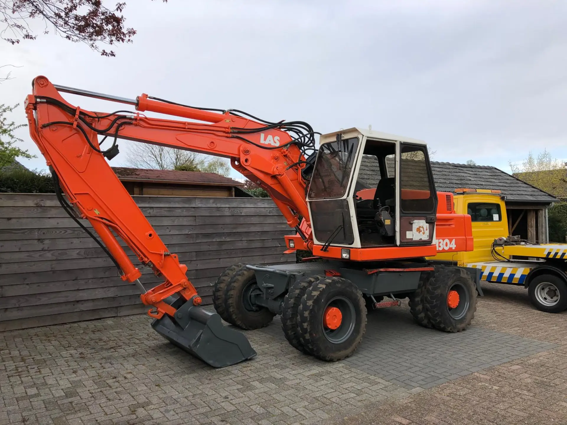 machinebod-mobiele-graafmachine-op-erf