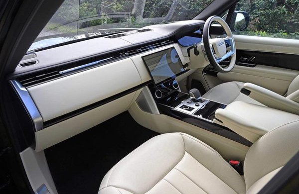 2022 Range Rover P530 V8 Autobiography - Front Cabin