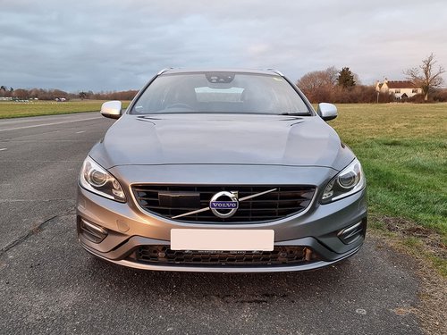 2016 Volvo V60 - Grille