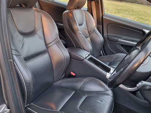 2016 Volvo V60 - Front Cabin