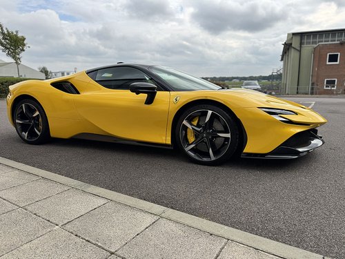 2023 Ferrari SF90 Stradale 4.0T V8 7.9kWh F1 DCT