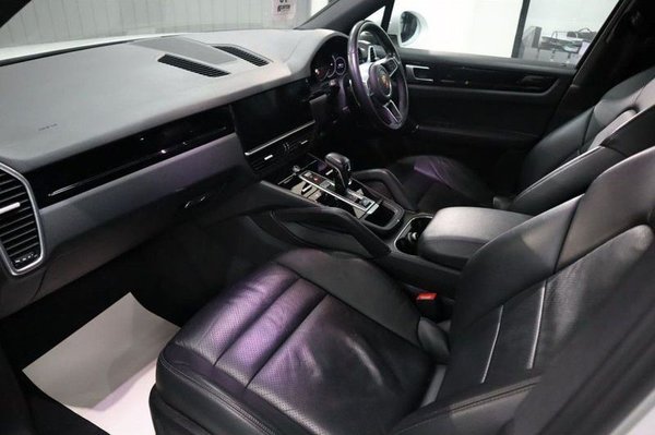 2018 Porsche Cayenne 3.0L V6 - Front Cabin