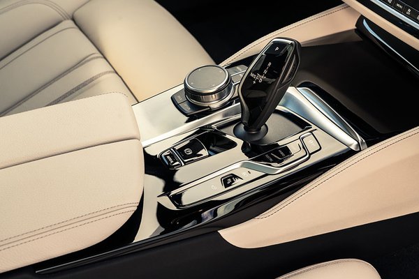 BMW 530e - Center Console