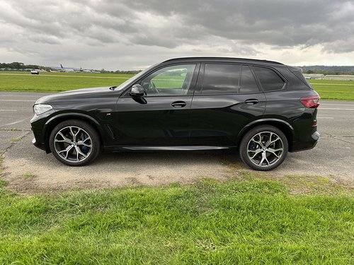 2020 BMW X5 xDrive 45e - Side