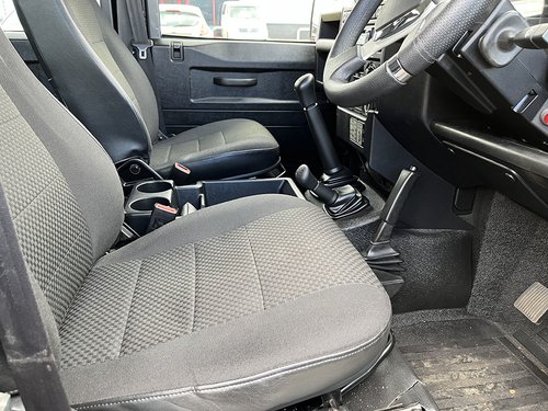 2015 Land Rover Defender 110 County - Front Cabin