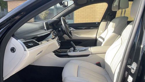 2019 BMW 745e M Sport - Front Cabin