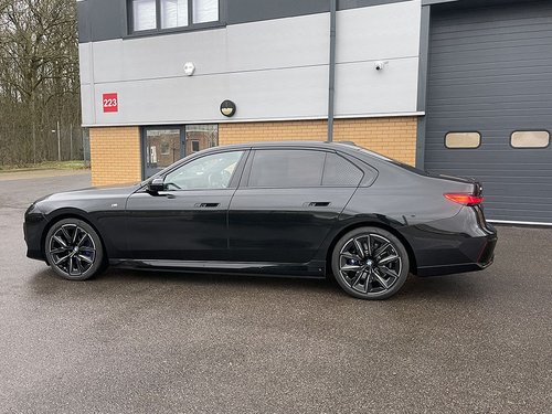 2023 BMW i7 xDrive60 M Sport - Side
