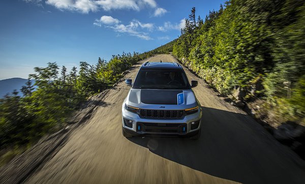 2022 Jeep Grand Cherokee - Front
