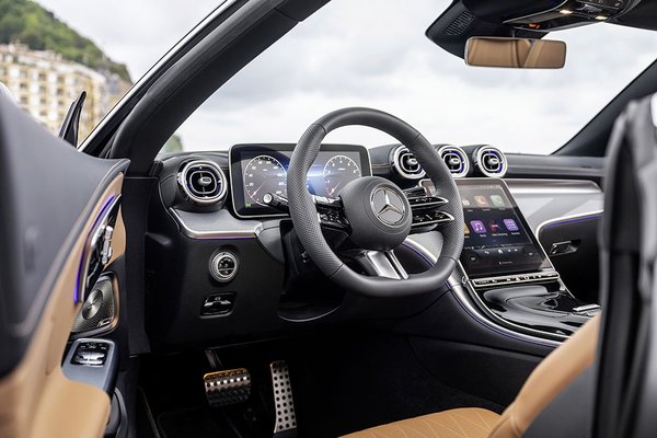 Mercedes-Benz CLE Cabriolet - Driver controls