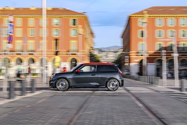 Mini Cooper JCW EV - Side