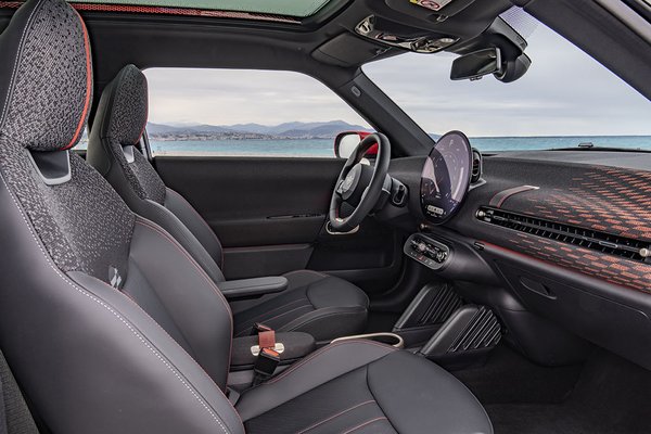 Mini Cooper JCW EV - Front Cabin