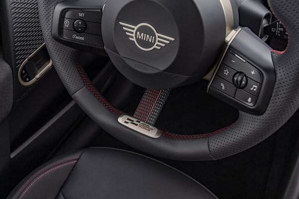 Mini Cooper JCW EV - Controls
