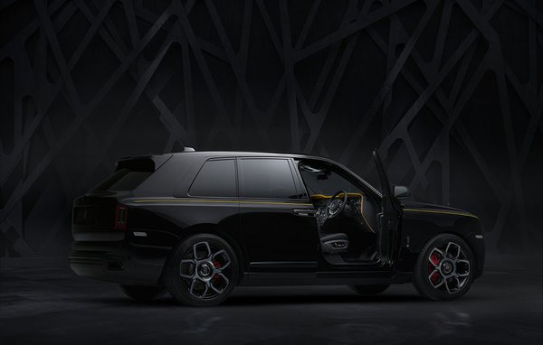 Rolls Royce Black Badge Cullinan - Front Cabin