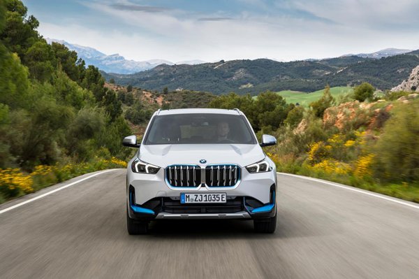 2023 BMW X1 xDrive - Grille
