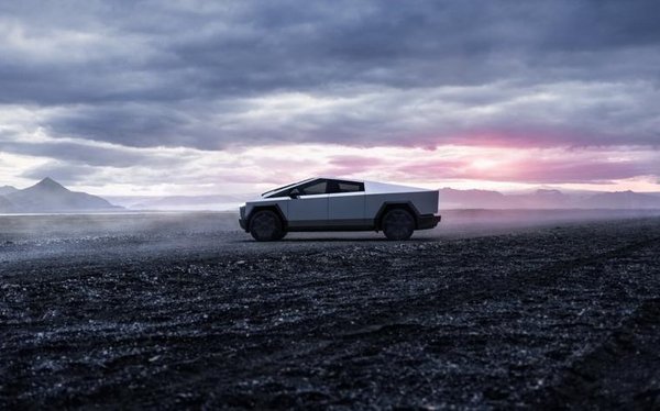 Tesla Cybertruck - Side