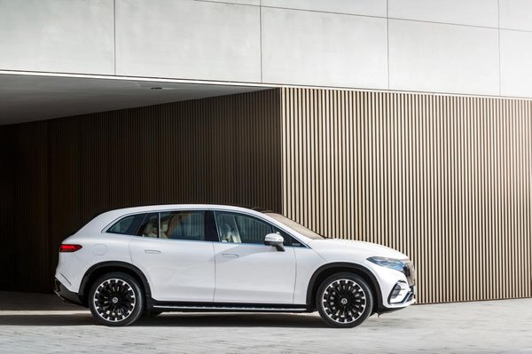 2023 Mercedes-Benz Premium EQS - Side