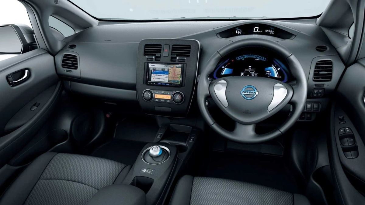 Интерьер поколения Nissan Leaf I (2010–2017) – салон, комплектации и изменения для Украины