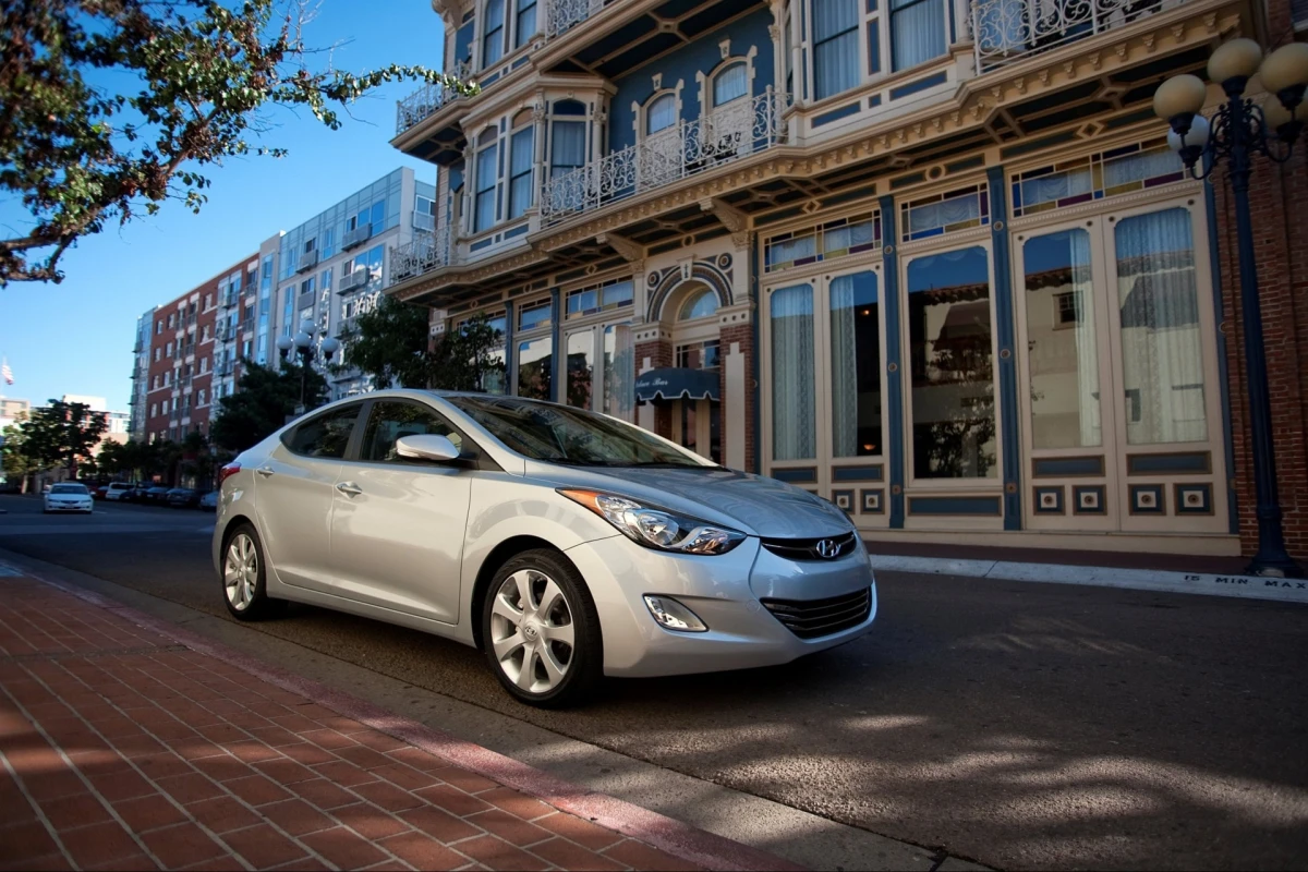 Інтер’єр Hyundai Elantra V (MD/UD) (2010–2015) — салон, комплектації та особливості для ринку України